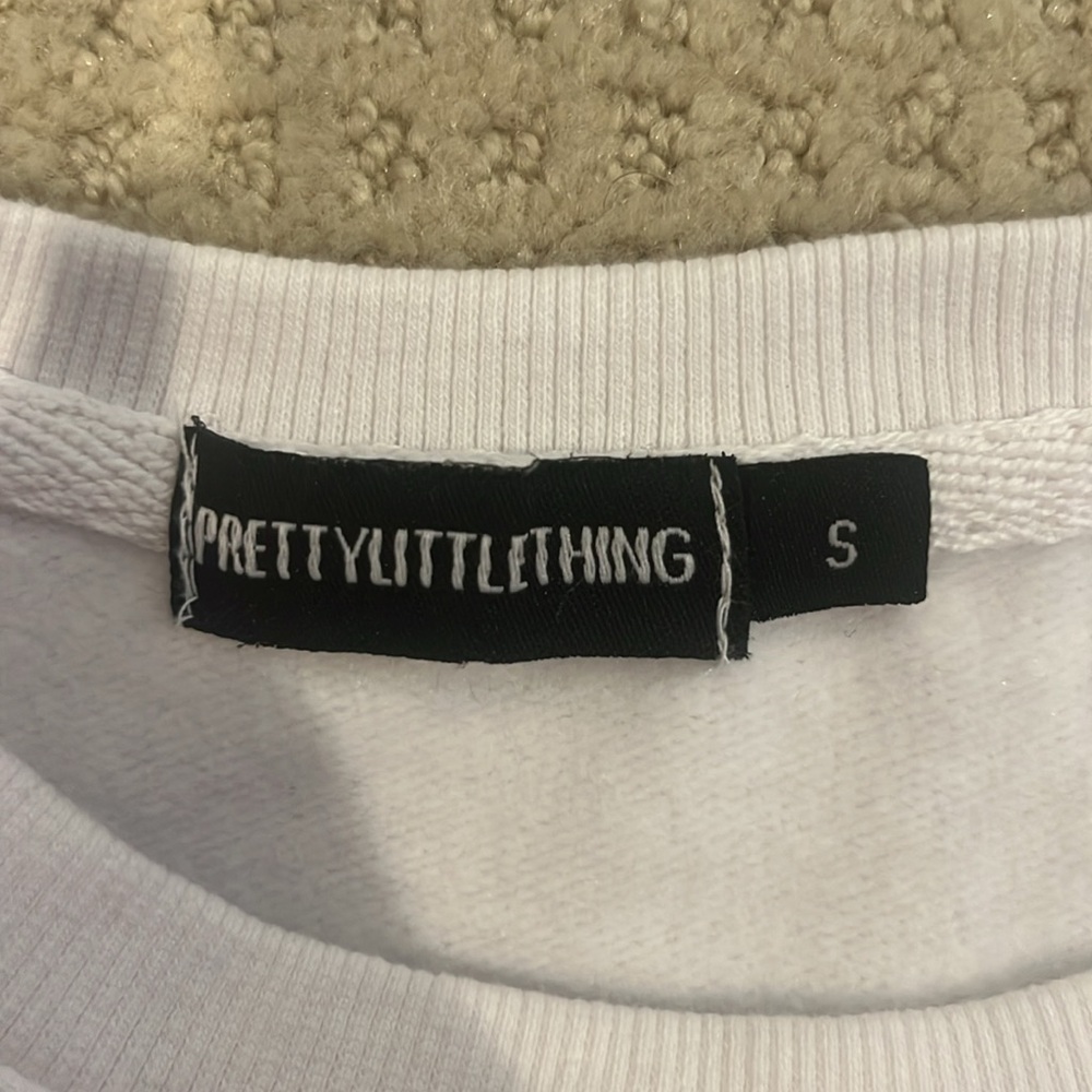 PRETTYLITTLETHING LOGO WHITE GRAPHIC PRINT SWEATSHIRT - Picture 2 of 3